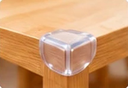 Protetor transparente em quina de mesa de madeira